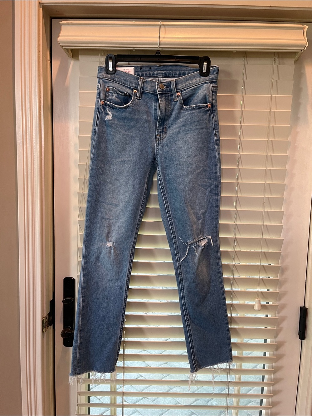 GAP Women's Light Blue Distressed Straight-Leg Jeans